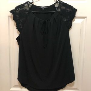 Lace sleeve detail!!